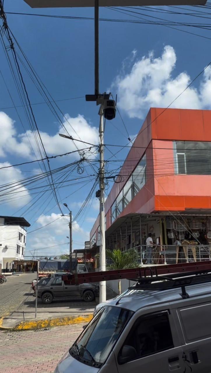 Cámara PTZ instalada en vía comercial